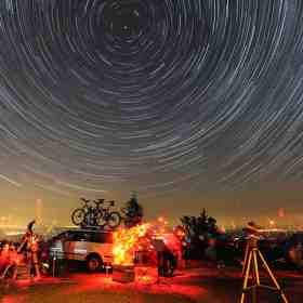 Dieses Bild zirkumpolarer Sterne besteht aus 112 Einzelaufnahmen von je 30 Sekunden mit einem Intervall von 40 Sekunden.