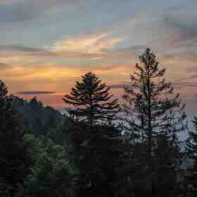 Die Sonne, Wolken und Dunst zaubern einen farbenprächtigen Sonnenuntergang auf der Ahornalp im Emmenthal. Nikon D850, 1/200 s, F/7.1, 50 mm, ISO 200, Friday, 18. May 2018 21:00:40
