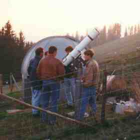 Bei der Sternwarte von Radek Chromik. Noch steht hier nur eine Kuppel. Foto © 1996 Radek Chromik